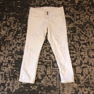 Size 4, white American Eagle Capri pants!!!
